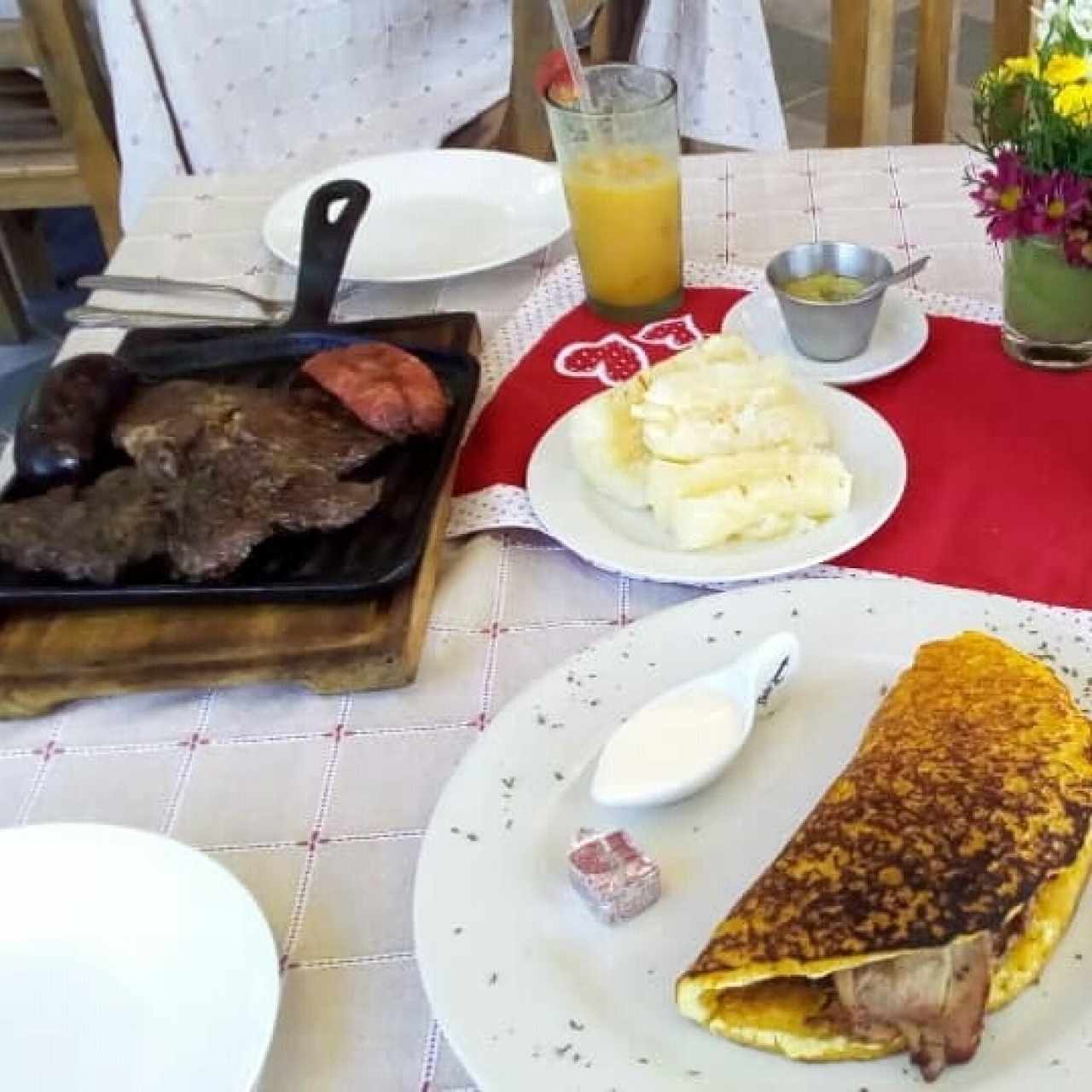 churrasco de solomo y cachapa de pernil