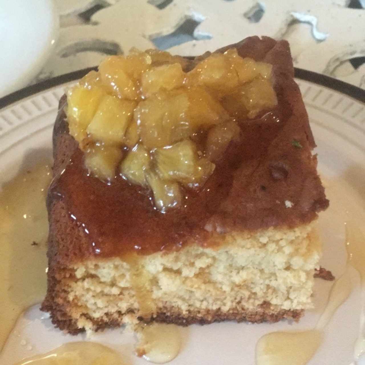 Ponque de piña con piña confitada y almibar de piña 