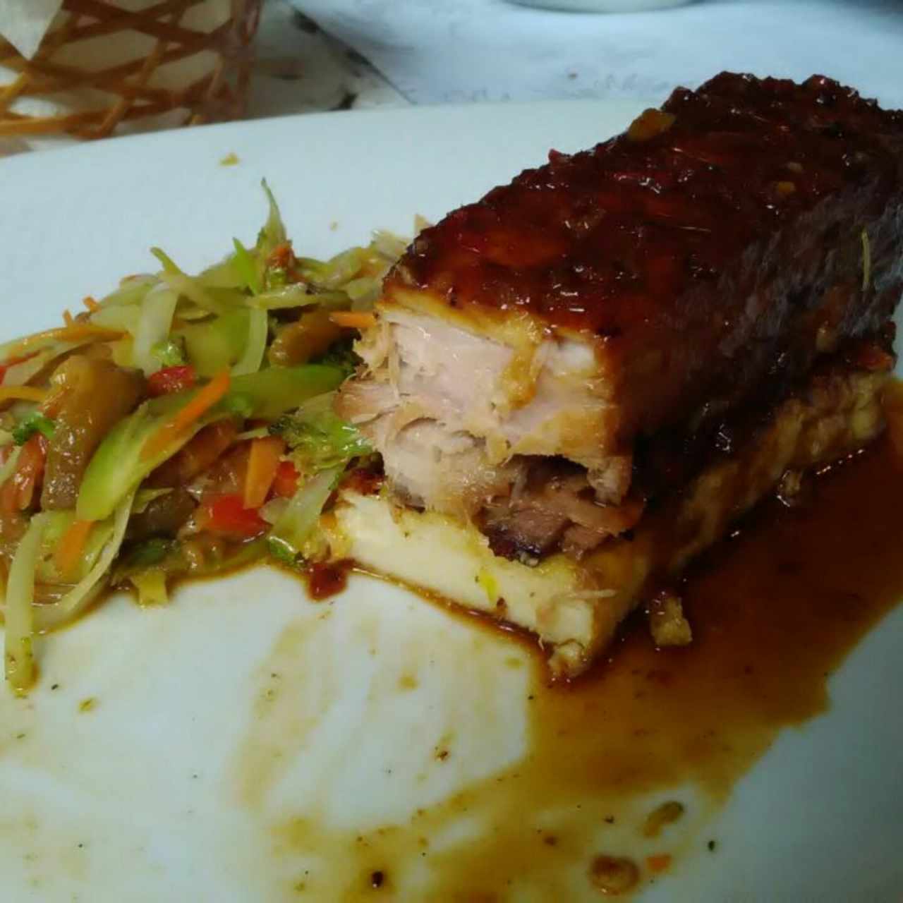 costilla de de cerdo sobre polenta 