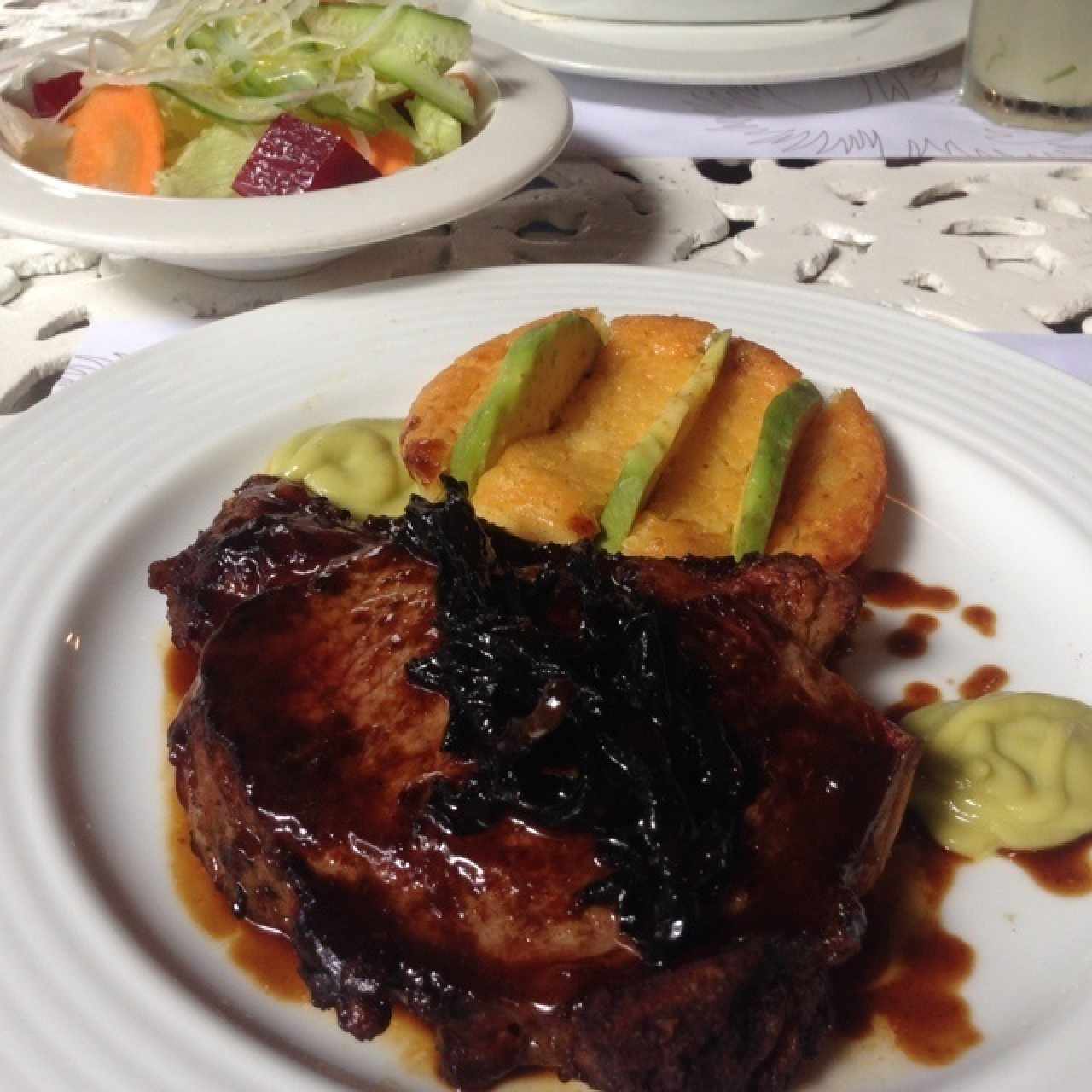 Churrasco de solomo con pasta de maíz 