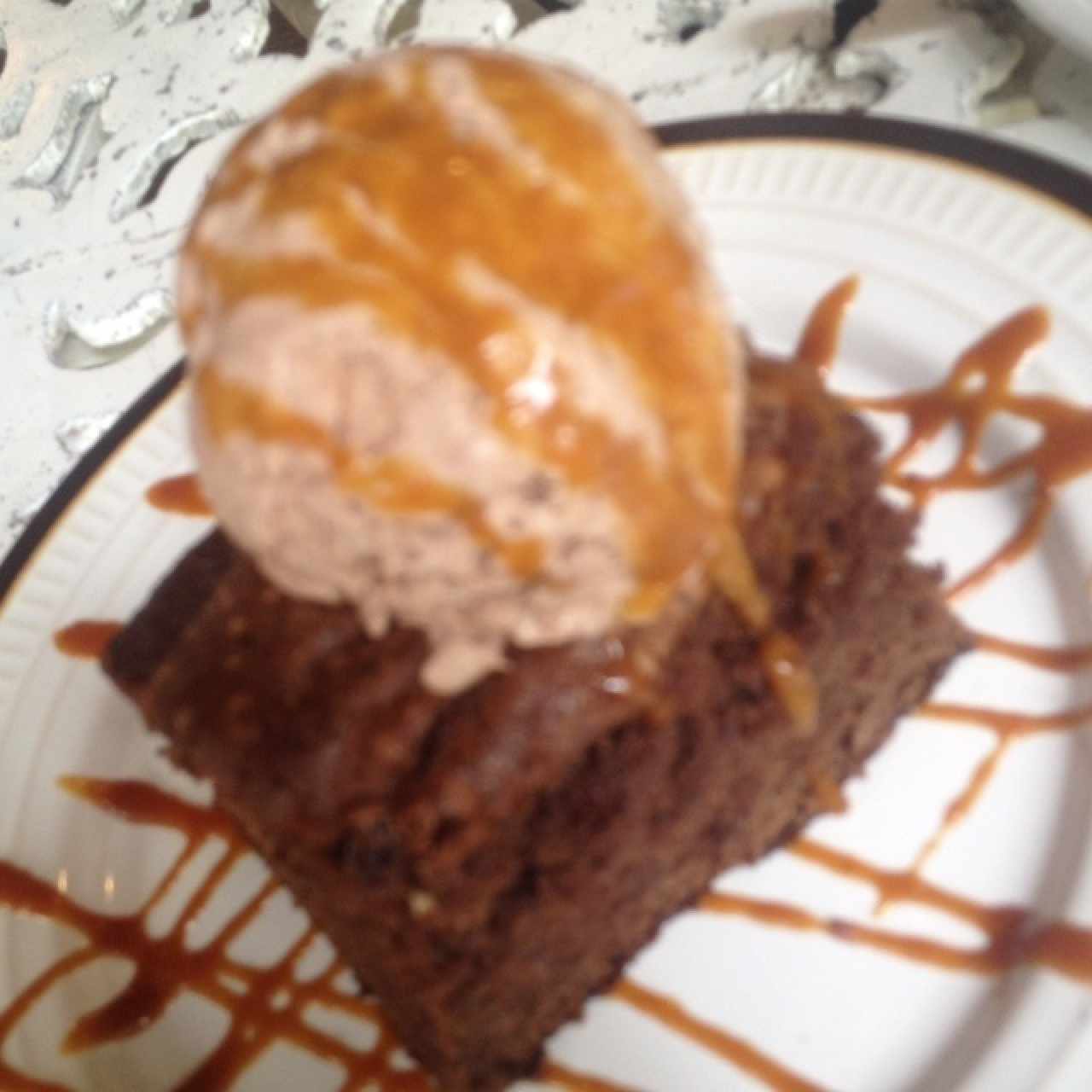 torta de cacao acompañada de helado de chocolate