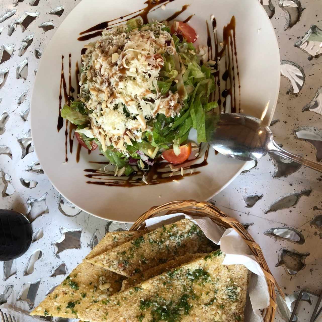 Ensalada de tomates cherry y almendras 