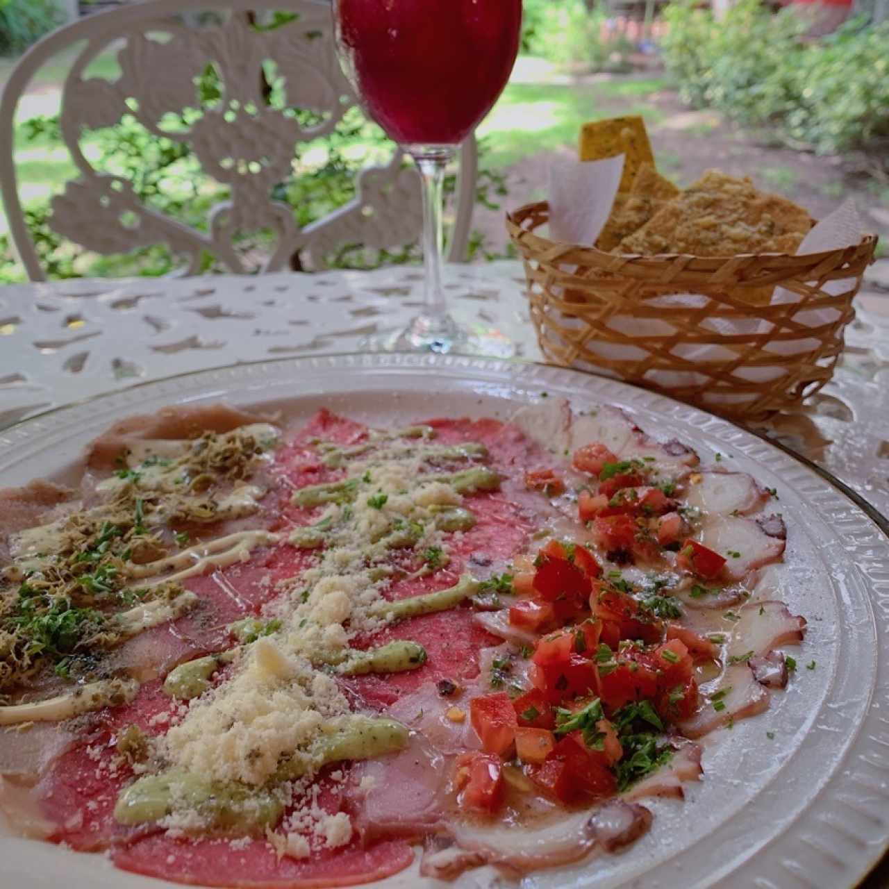 trio de carpaccio acompañado con casabe gratinado