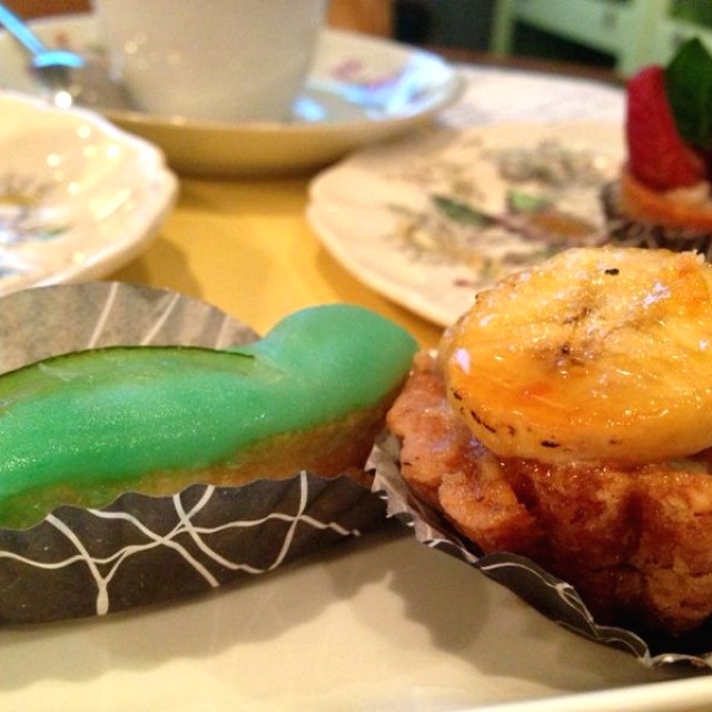 Eclair de Limón y Tartaleta de cambur.