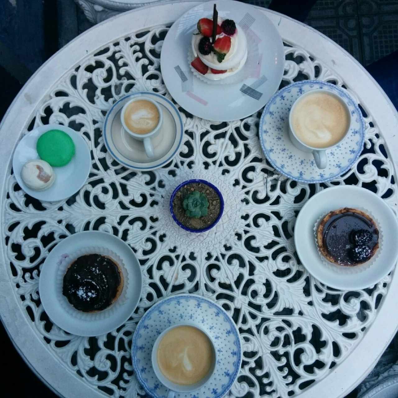 macarons, merengon de fresas, tartaleta de chocolate y moras, café