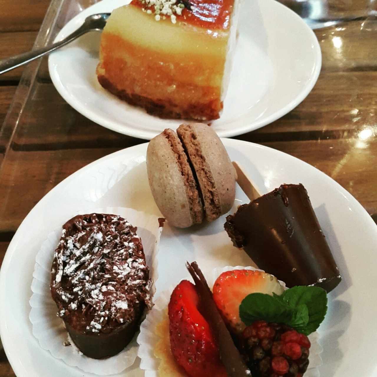 Torta de queso criollo y varios petit four 