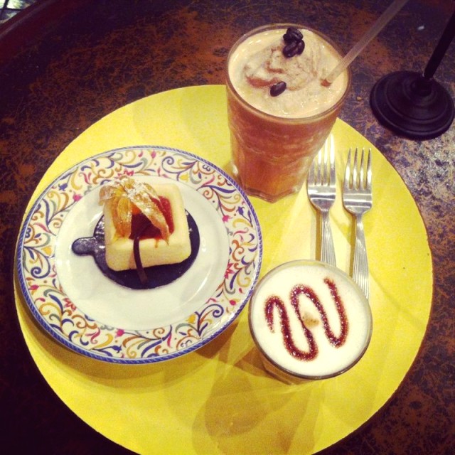 Cheesecake de Guayaba, café helado con dulce de leche y moccachino