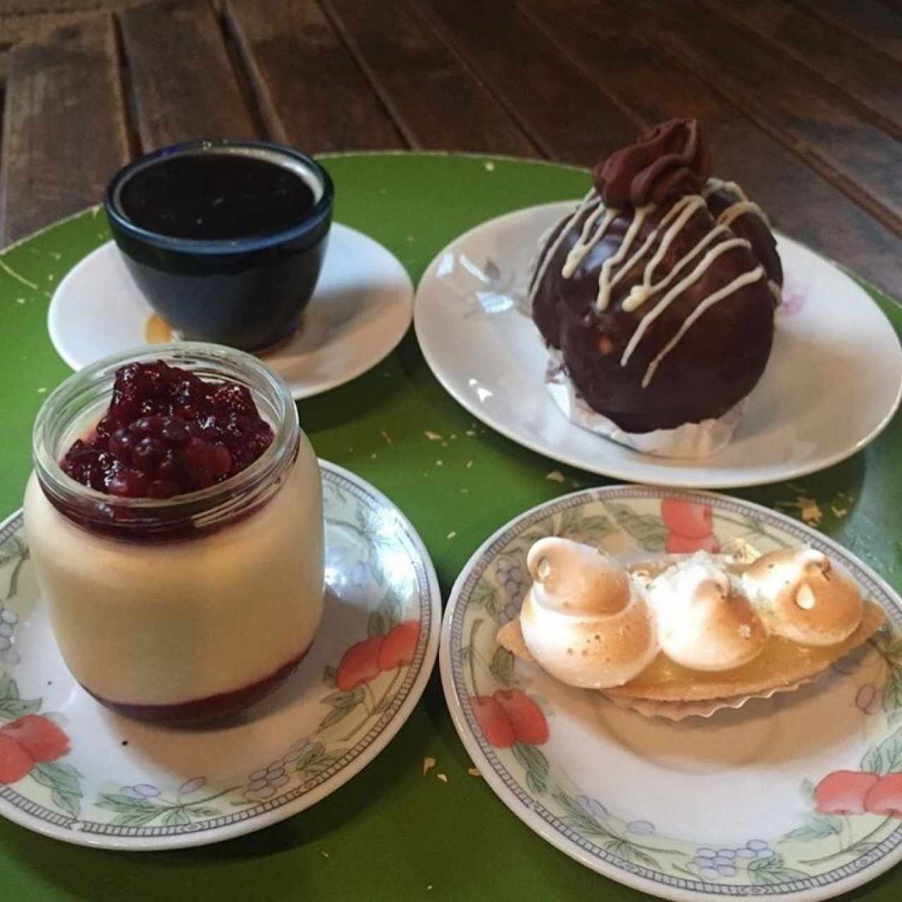Panacota, Pie de limon, profiteroles y cafe 