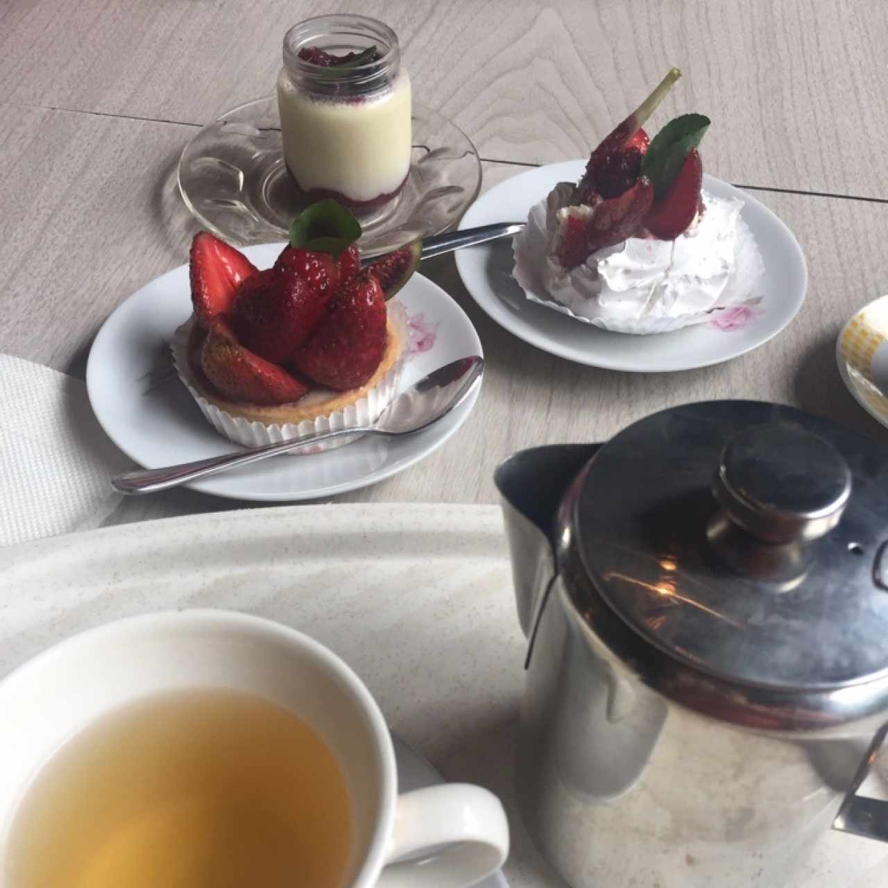 Té, panacota, tartaleta y pavloba 