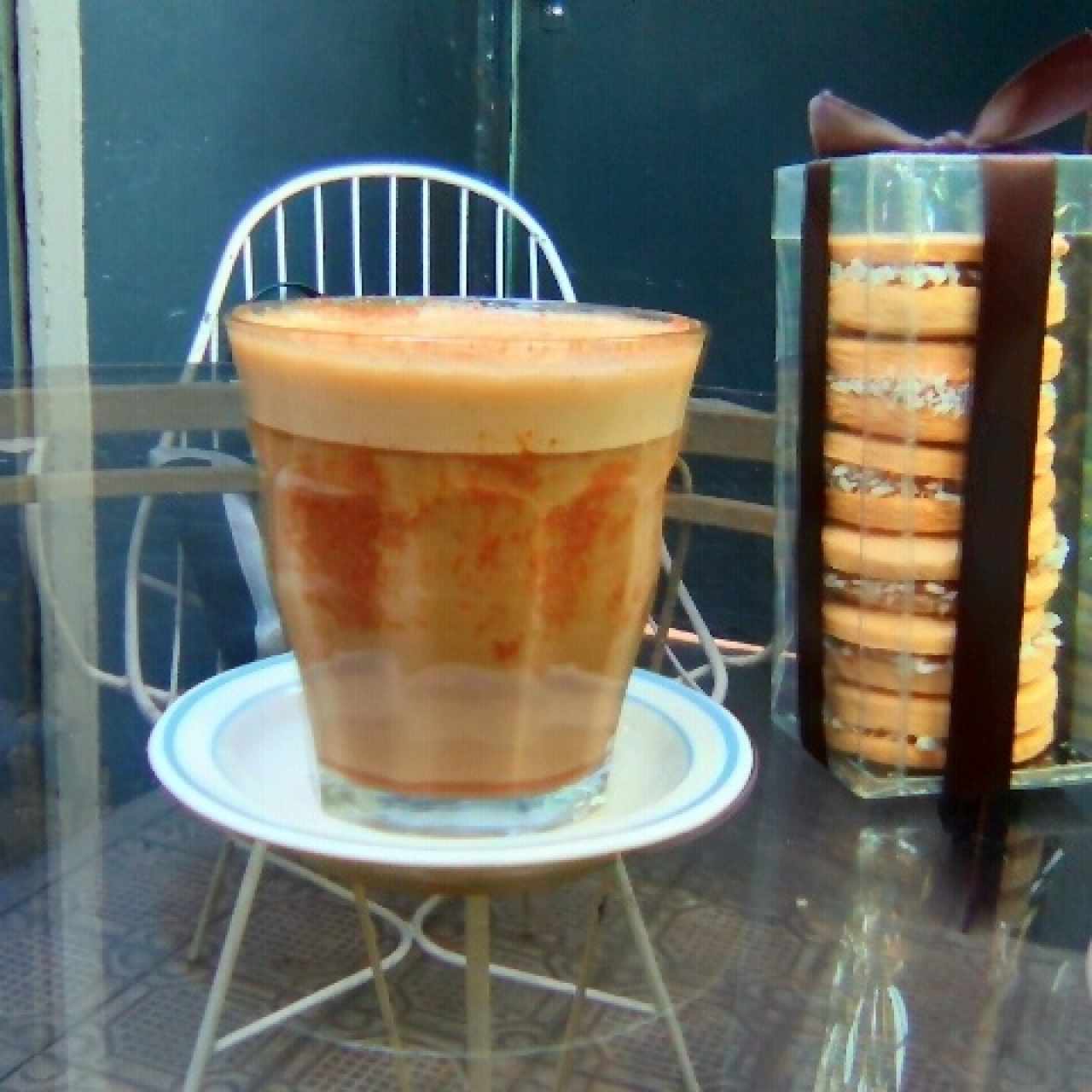 Cappuccino grande y Alfajores 