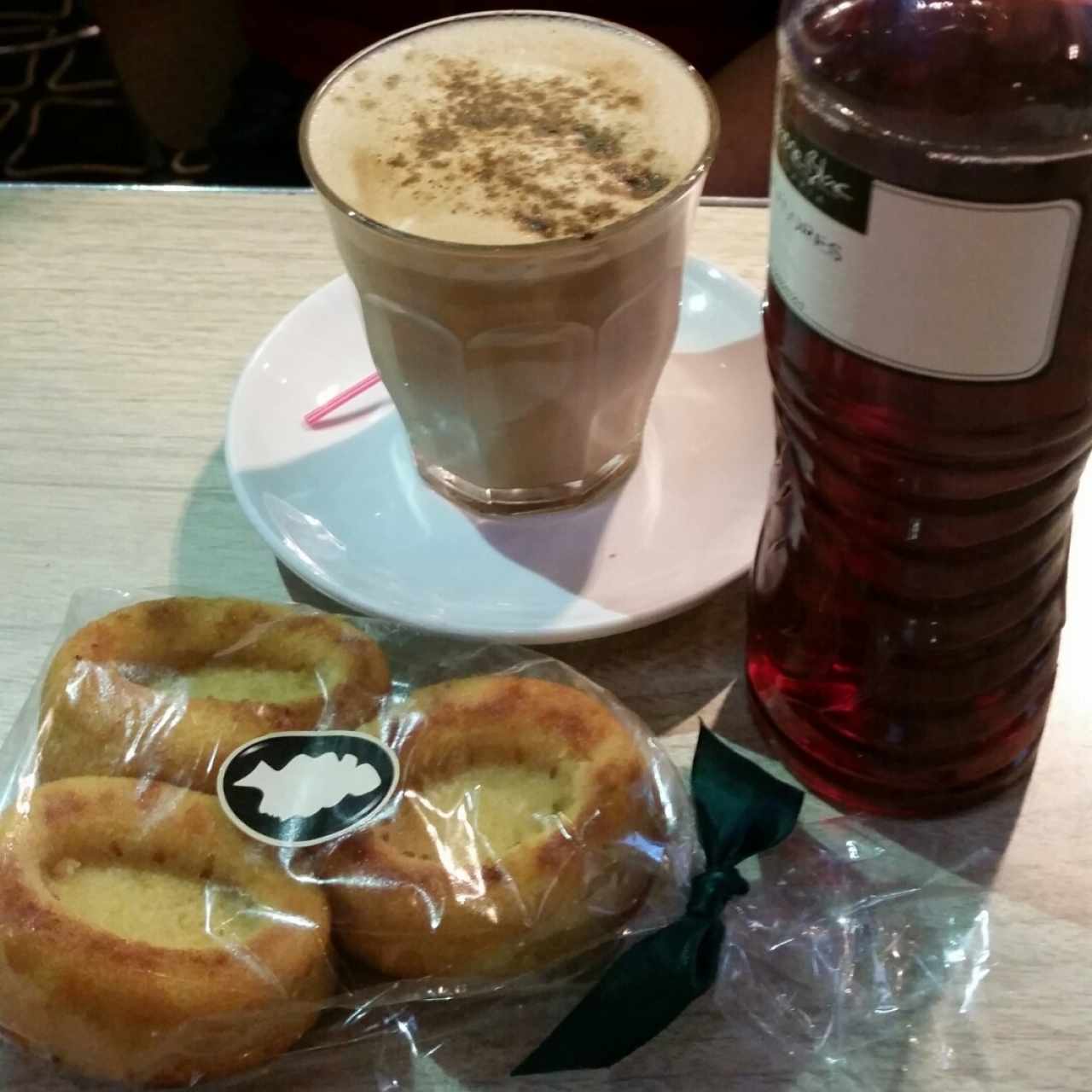 Cafe, te de flores y ponquesitos de parchita.