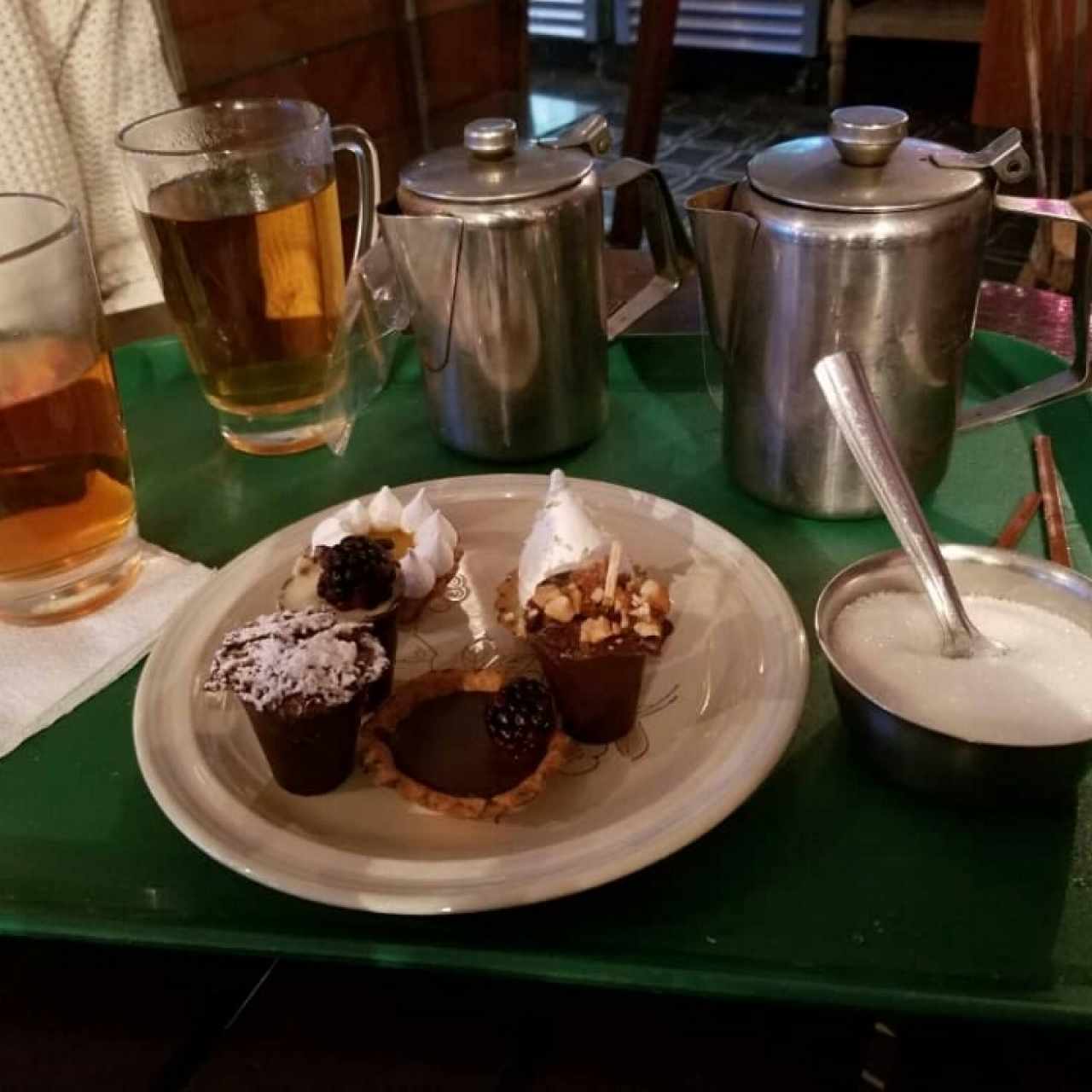 Te blanco con te mixto varios dulces 
