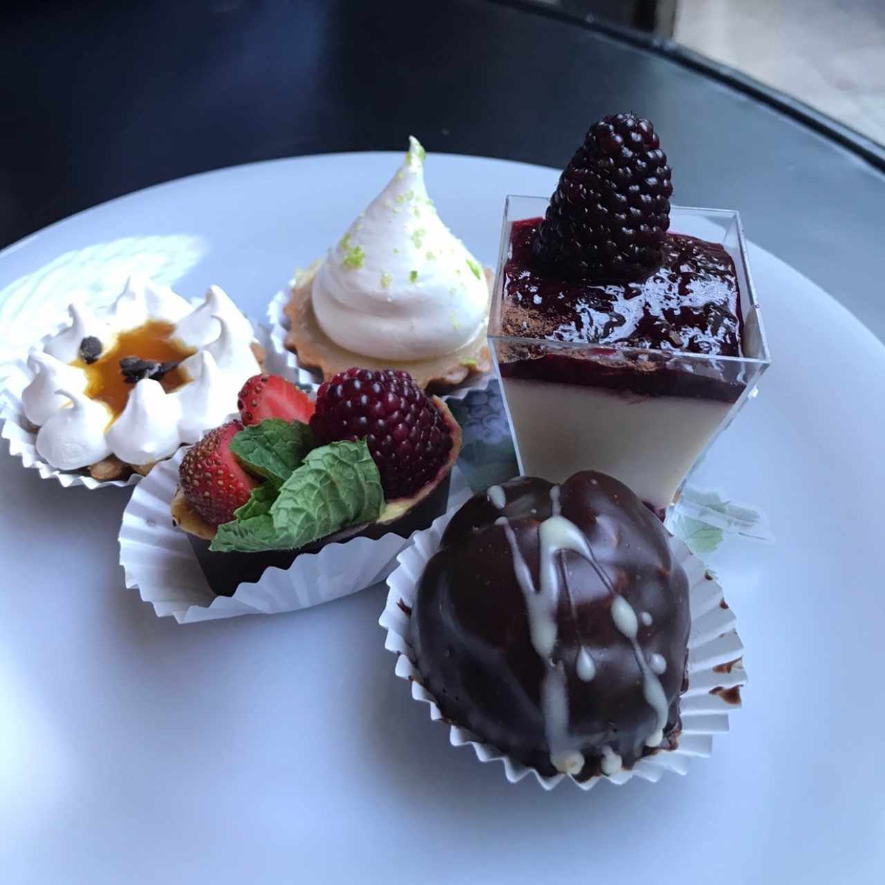 pie parchita y limon. Panacotta mora, crema parchina con mora y fresa y profiterol todo pettie 
