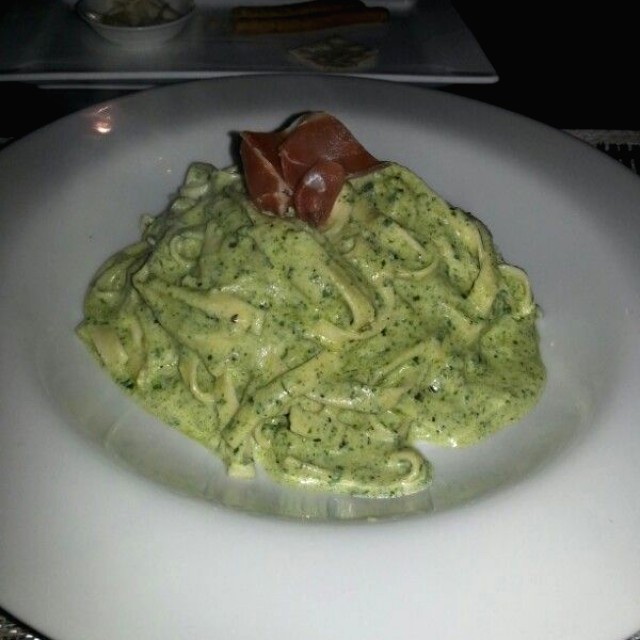 Fetucini con crema di pesto