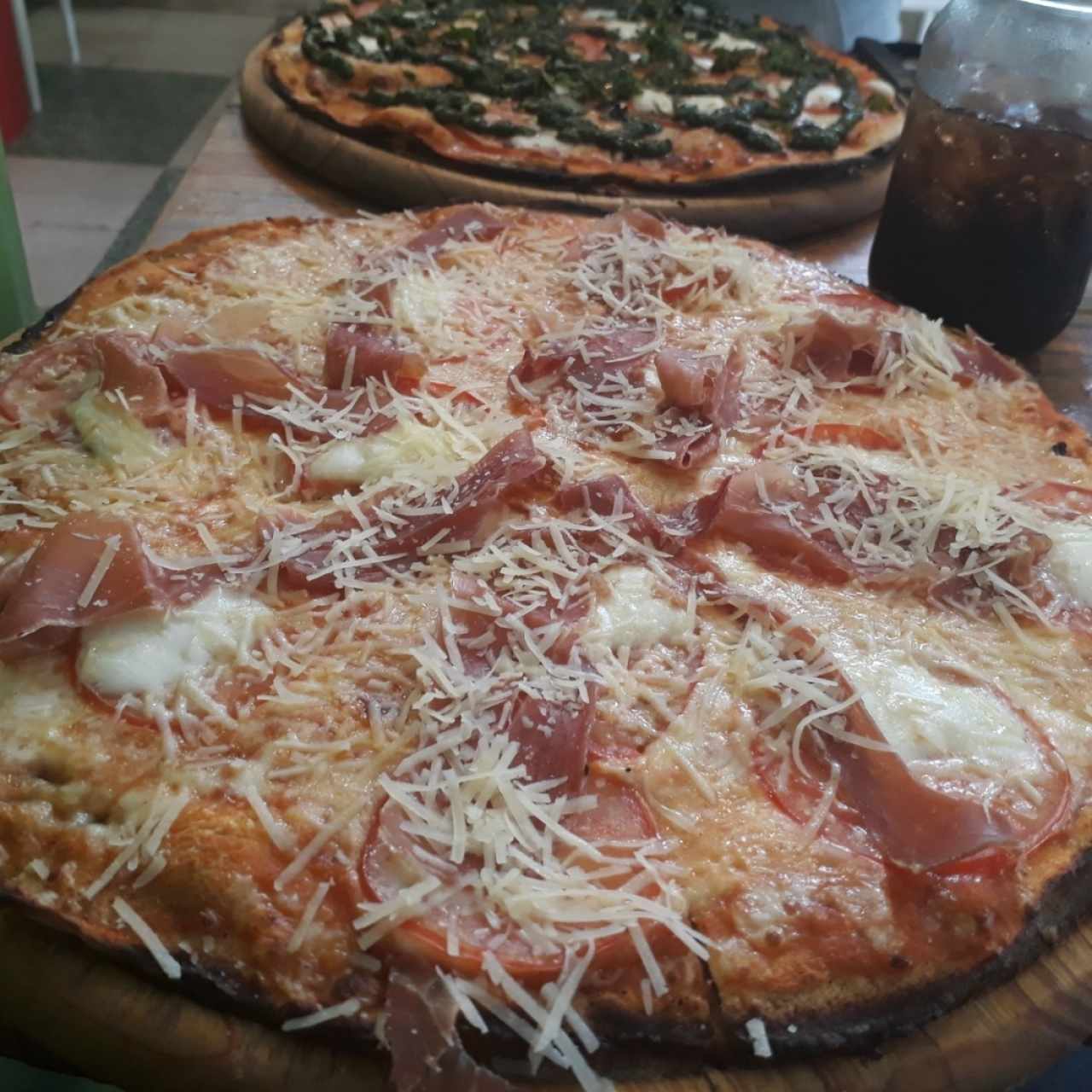capresa y una de jamón serrano