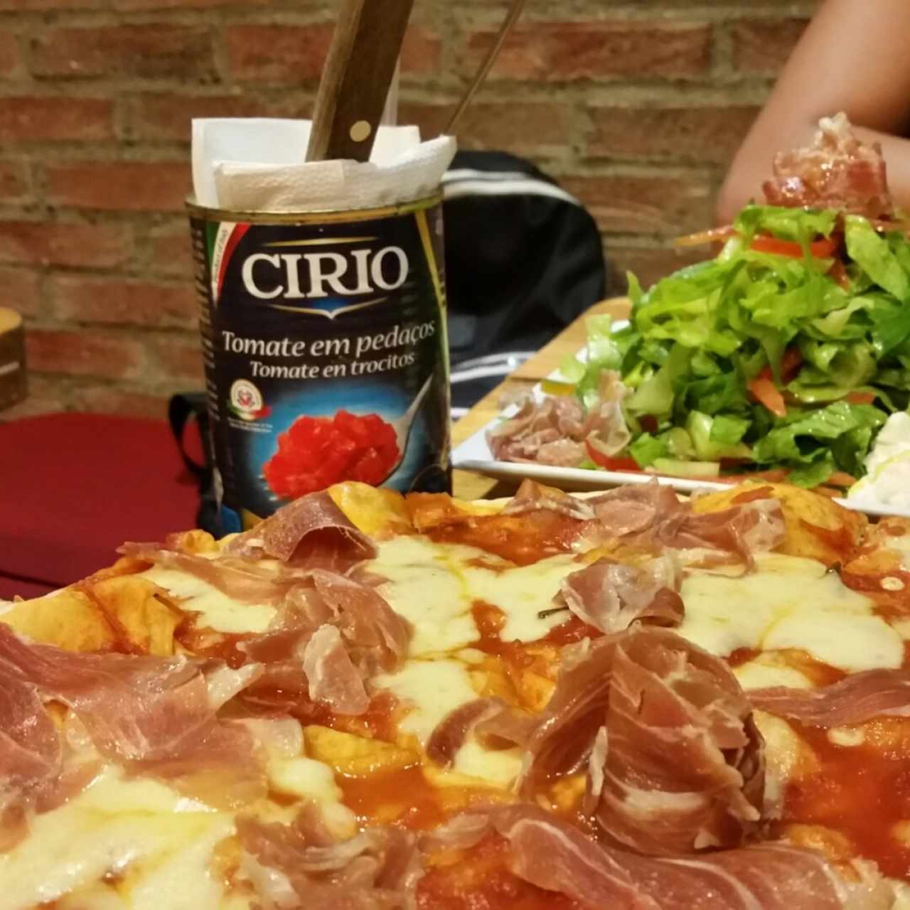 Pizza de prosciutto crudo. de fondo ensalada in tre 