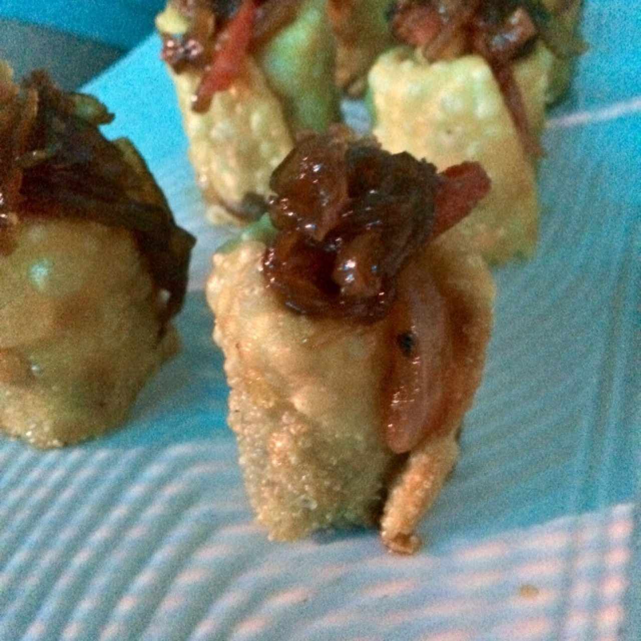 morcilla envuelta en masa con topping de cebolla caramelizada