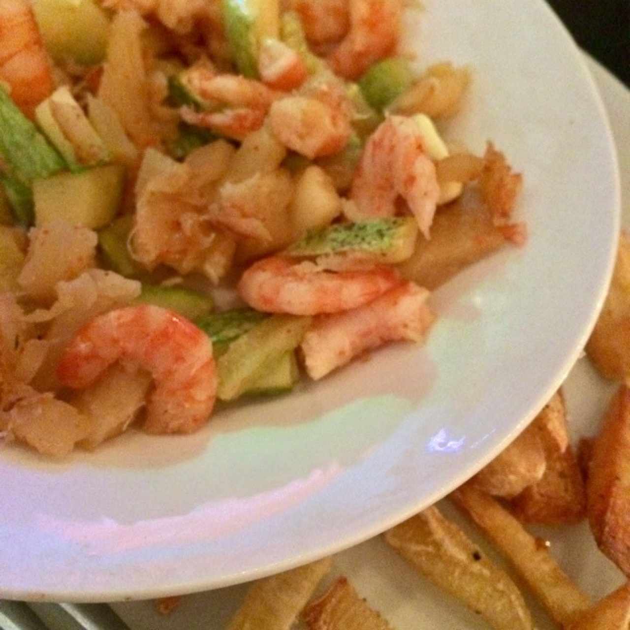 cazuela de mariscos (solo tiene camaroncitos)