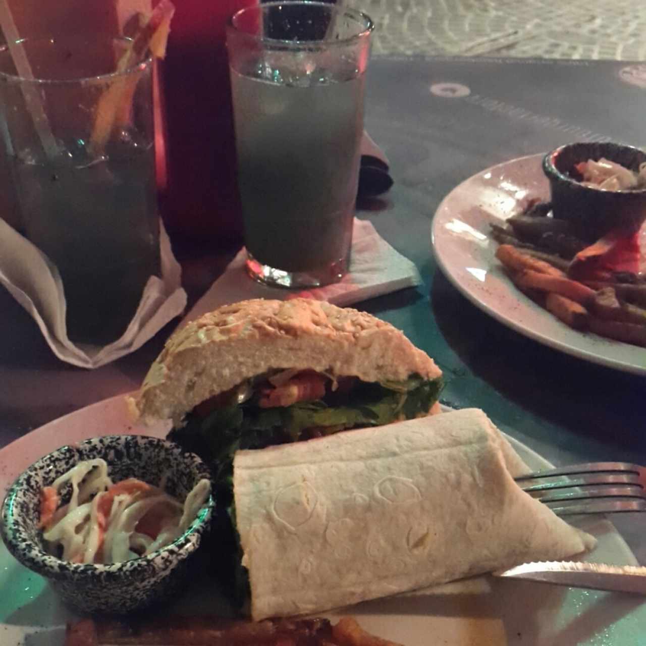 hamburguesa americana, wrap de langostino, cocteles 2x1