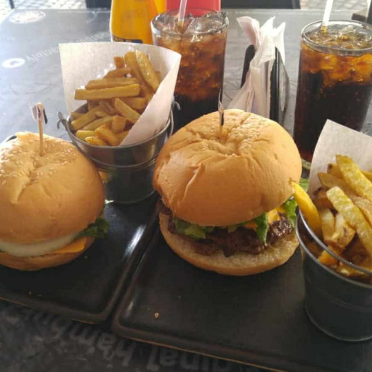 Hamburguesas con papitas fritas