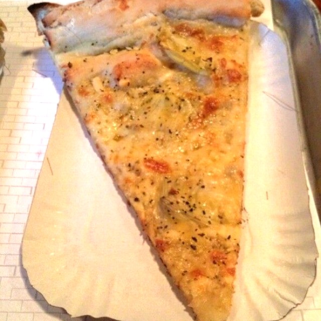 Blancanieves: cebolla, queso parmesano, queso mozzarella y orégano (excelente)