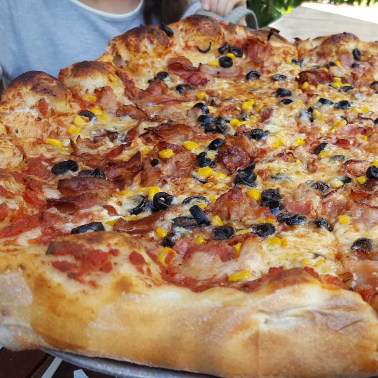 Pizza primavera con aceitunas 