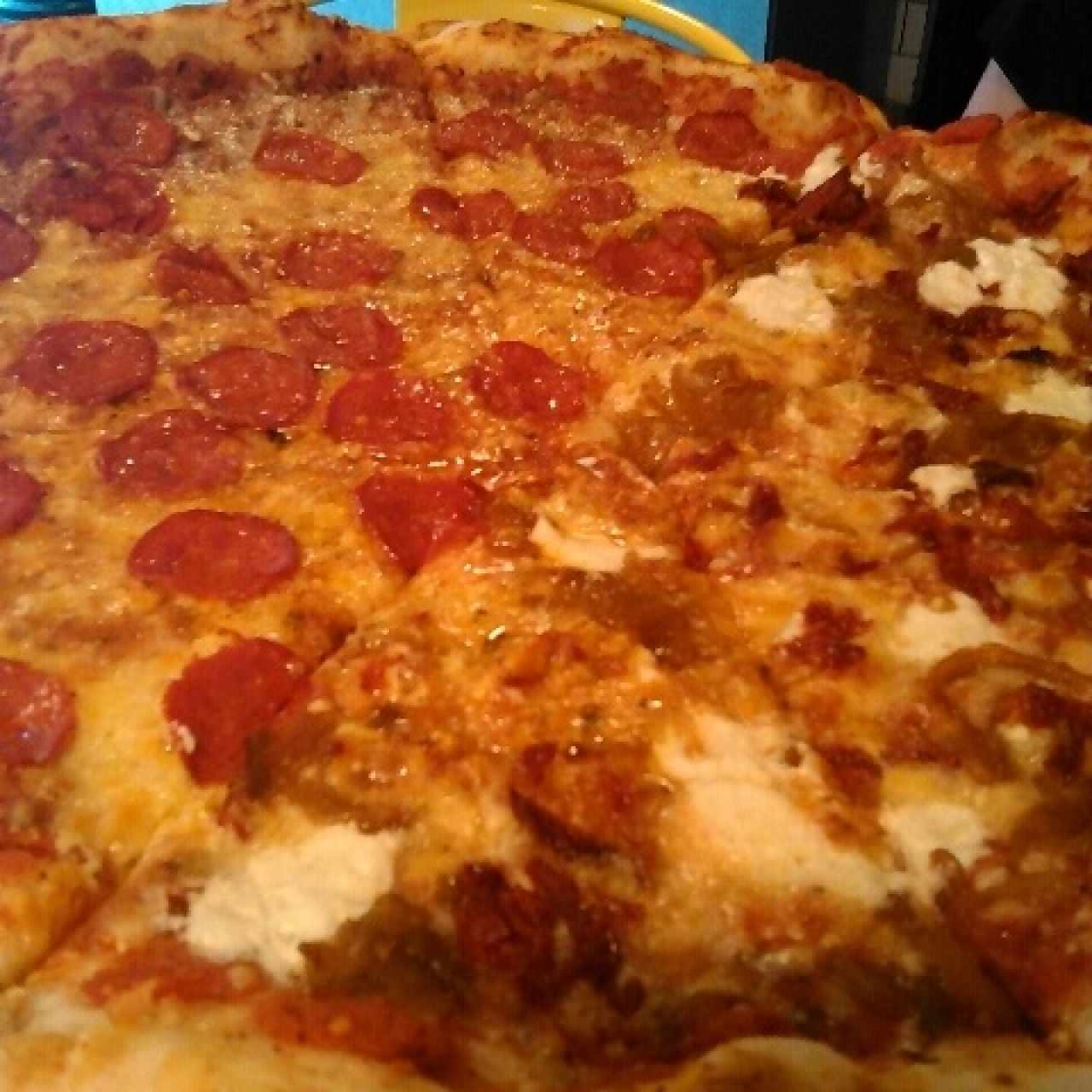TOSCANA Y MITAD  TOMATES SECOS Y QUESO DE CABRA 