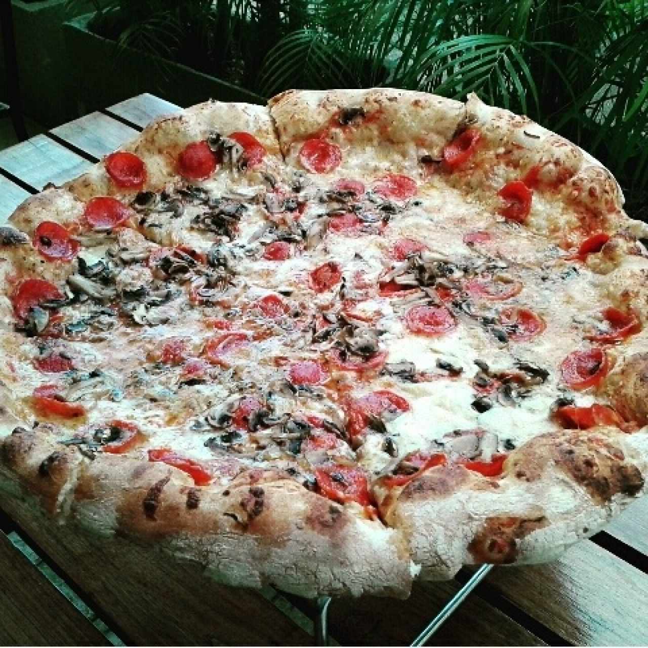 Pizza con pepperoni y champiñones