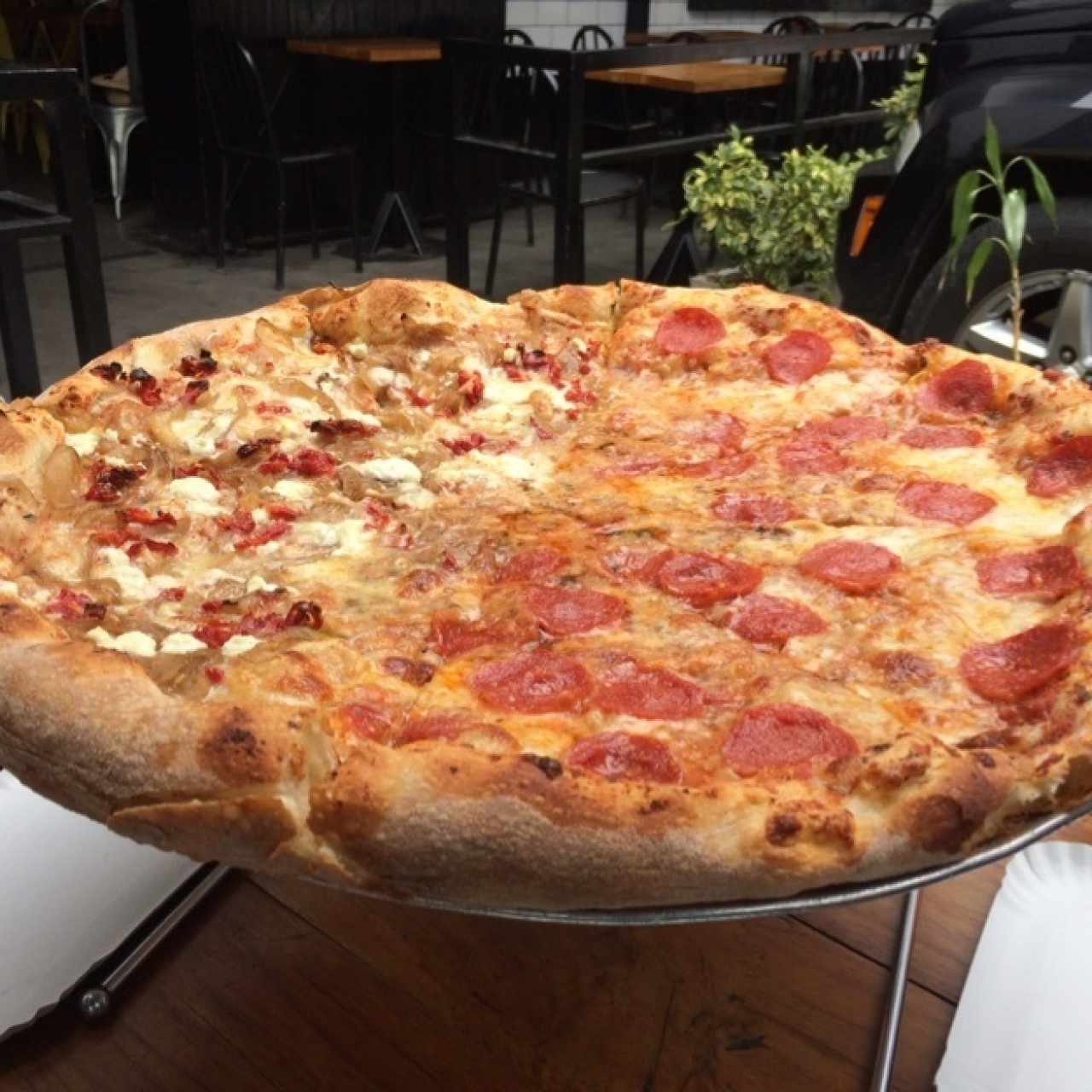 Pepperoni con Tomate seco y Cebolla Caramelizada