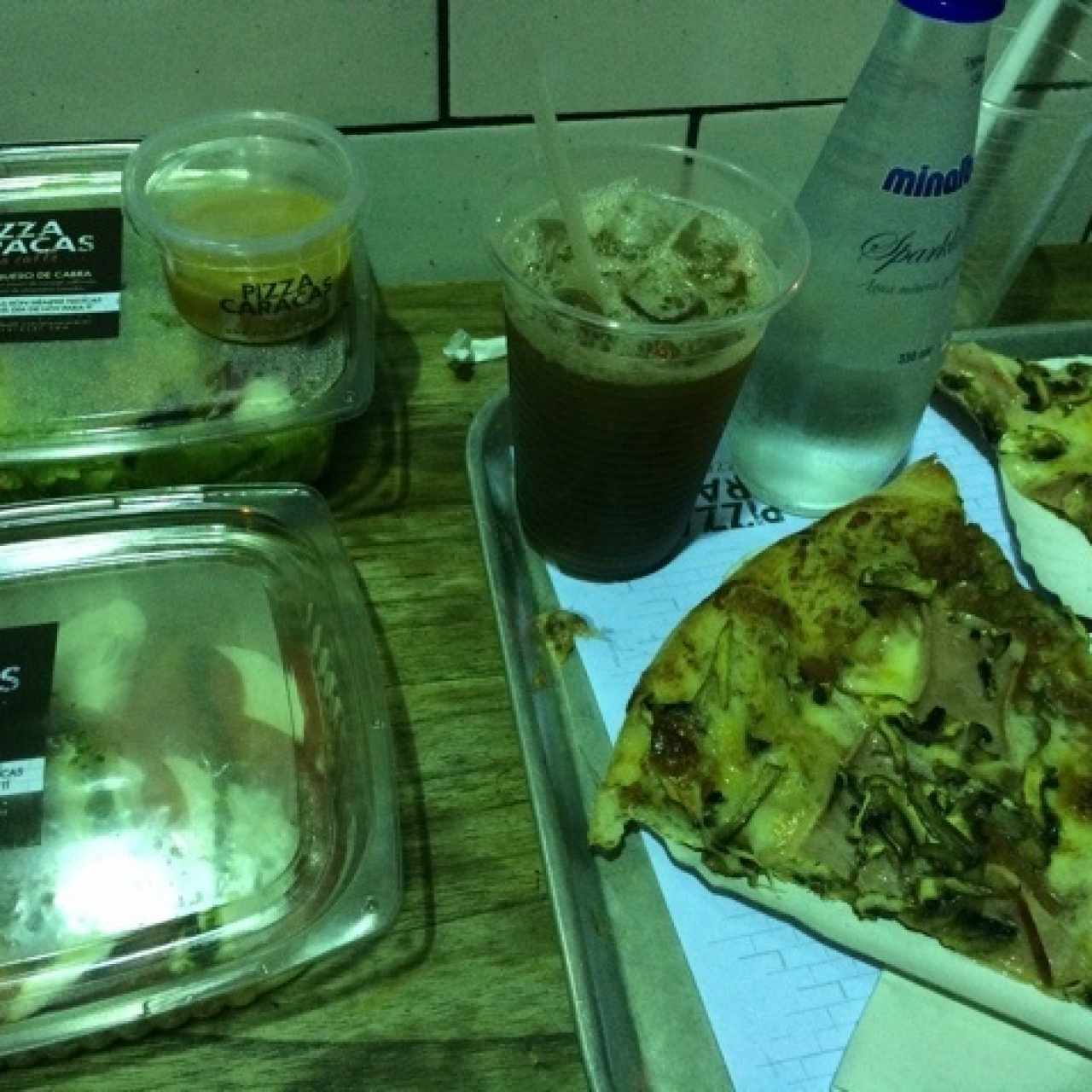 Ensalada Capresa, Ensalada de Queso de Cabra y slices de pizza de champiñones y jamón