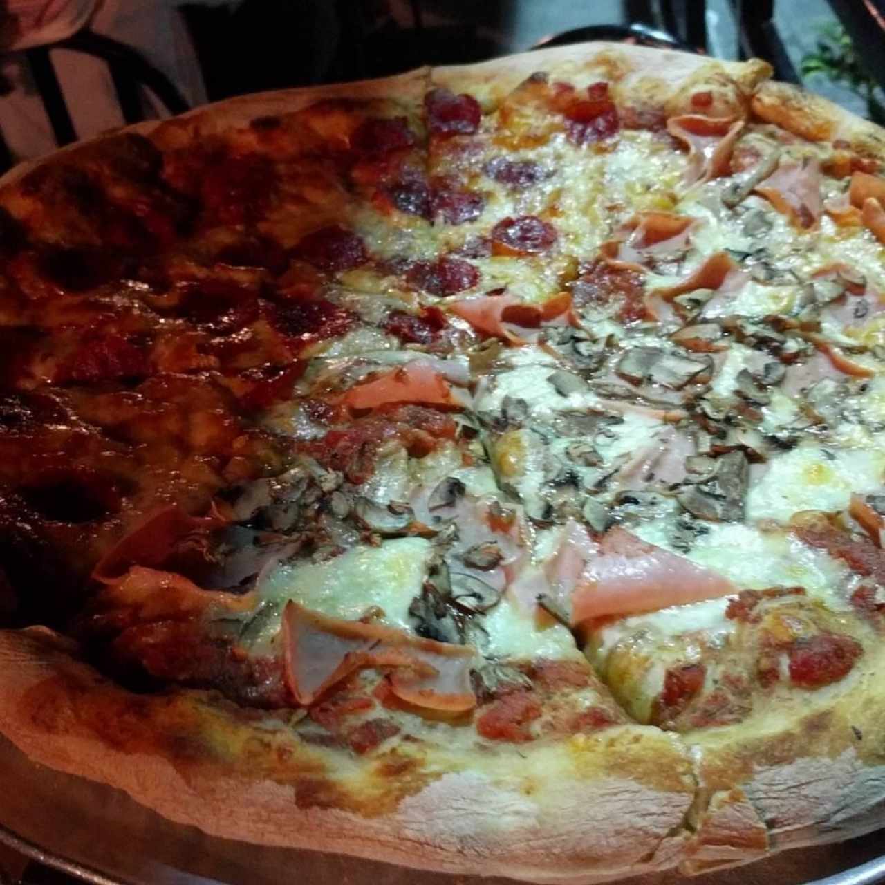 Mitad Pepperoni y mitad Jamón y Champiñones