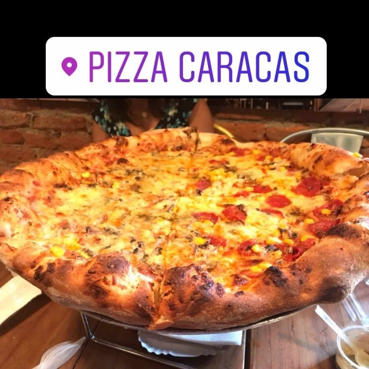 pizza con champiñones y mitad con peperoni