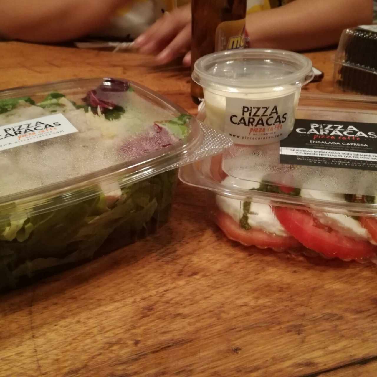 Ensalada César con pollo y Capressa
