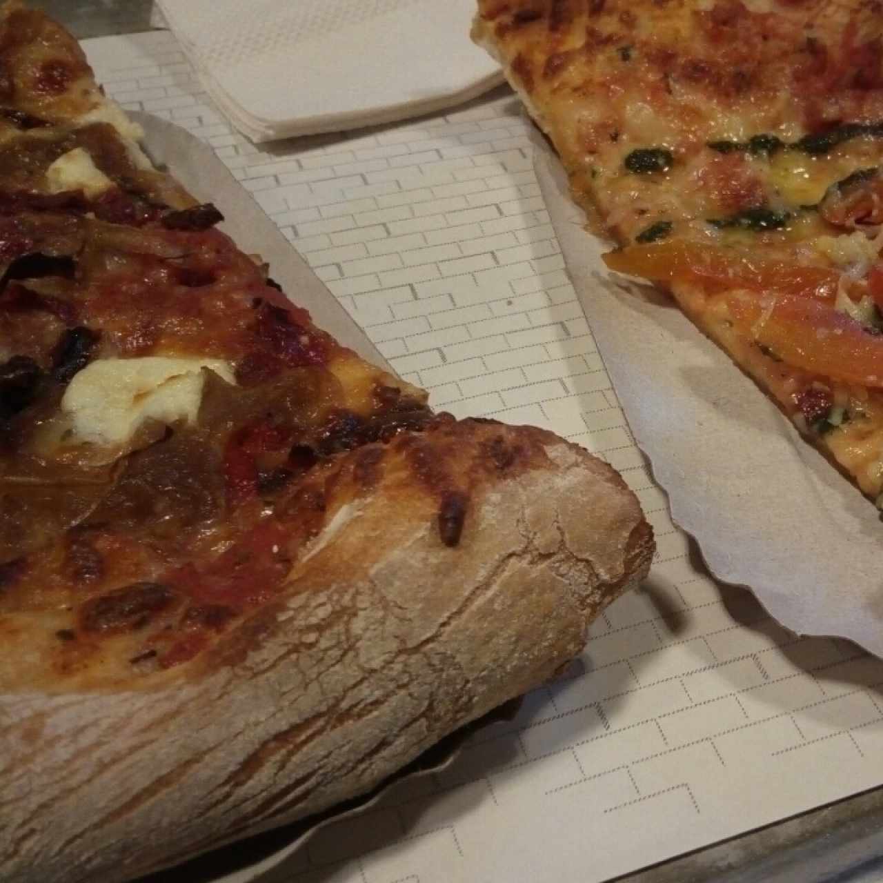 pizza de queso de cabra, cebolla caramelizada y tomates asados / pizza de pesto , tomates dulces y parmesano