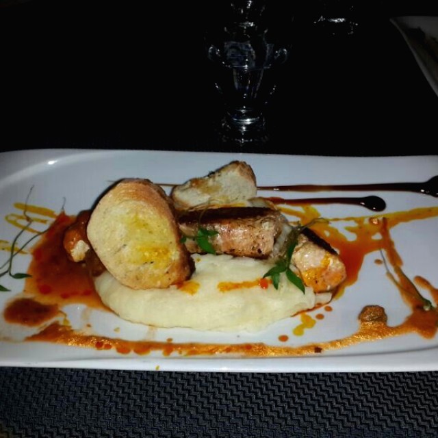 Salmón al eneldo con puré de yuca, y salsa de aceitunas 