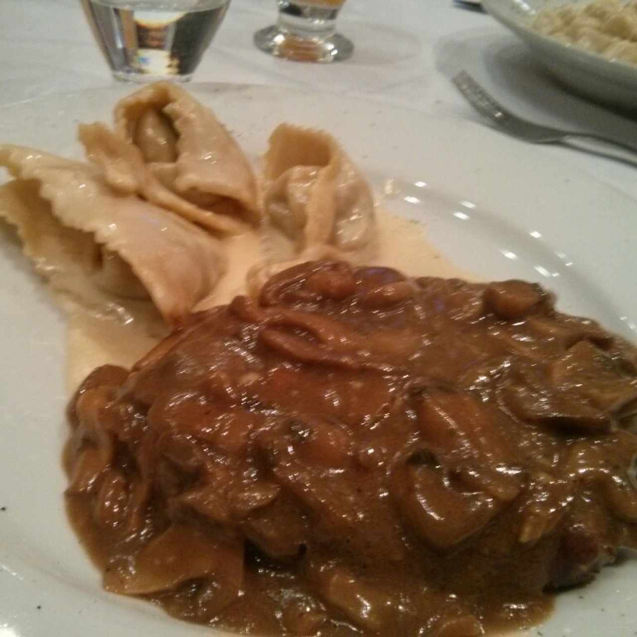 lomito flameado fungi con tortellini 4 quesos 