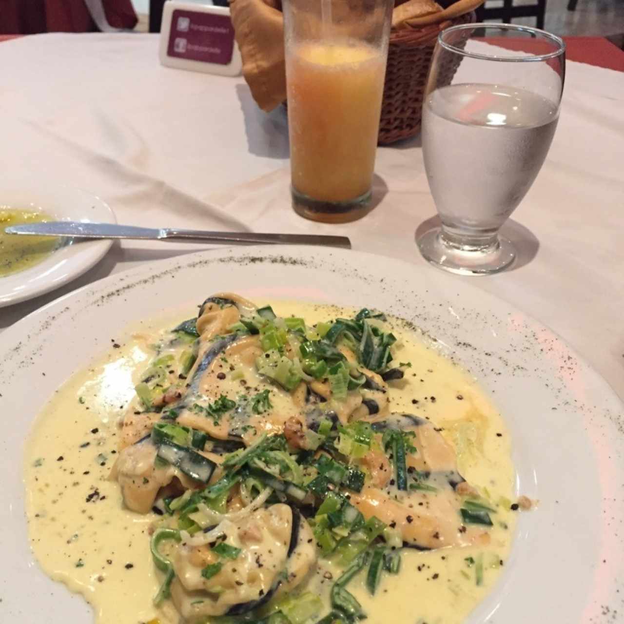 torteloni relleno de camarones langostinos en crema y ajo porro
