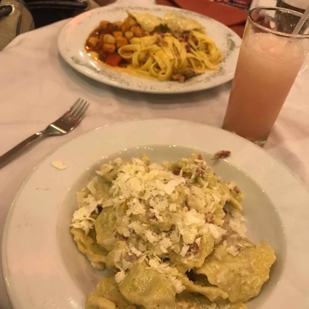 tortelones en salsa 4 quesos y trio de pastas al fondo