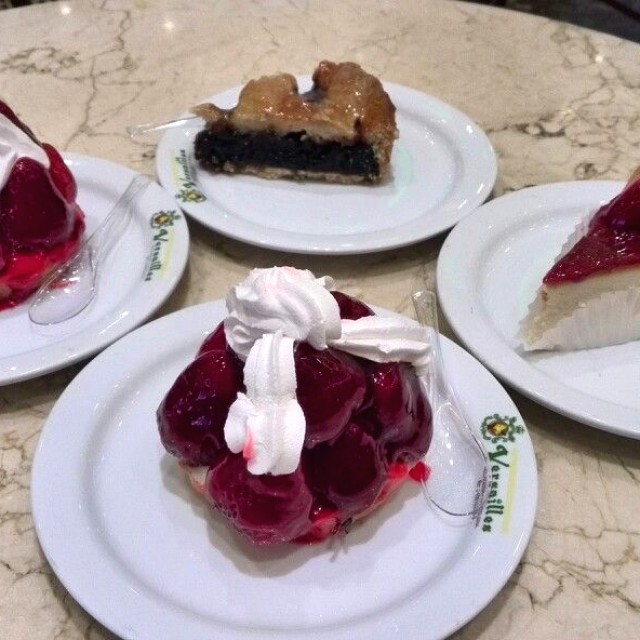 Tartaletavde Fresas, Cheese Cake de Fresa y Pastel de Ciruelas