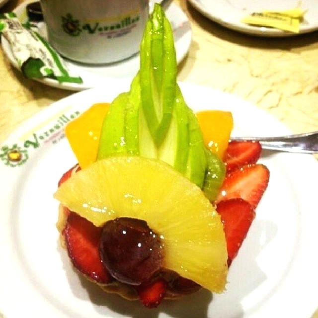 Tartaleta de Frutas en almíbar. Excelente presentación y los más importante, frutas super frescas. Totalmente recomendado.
