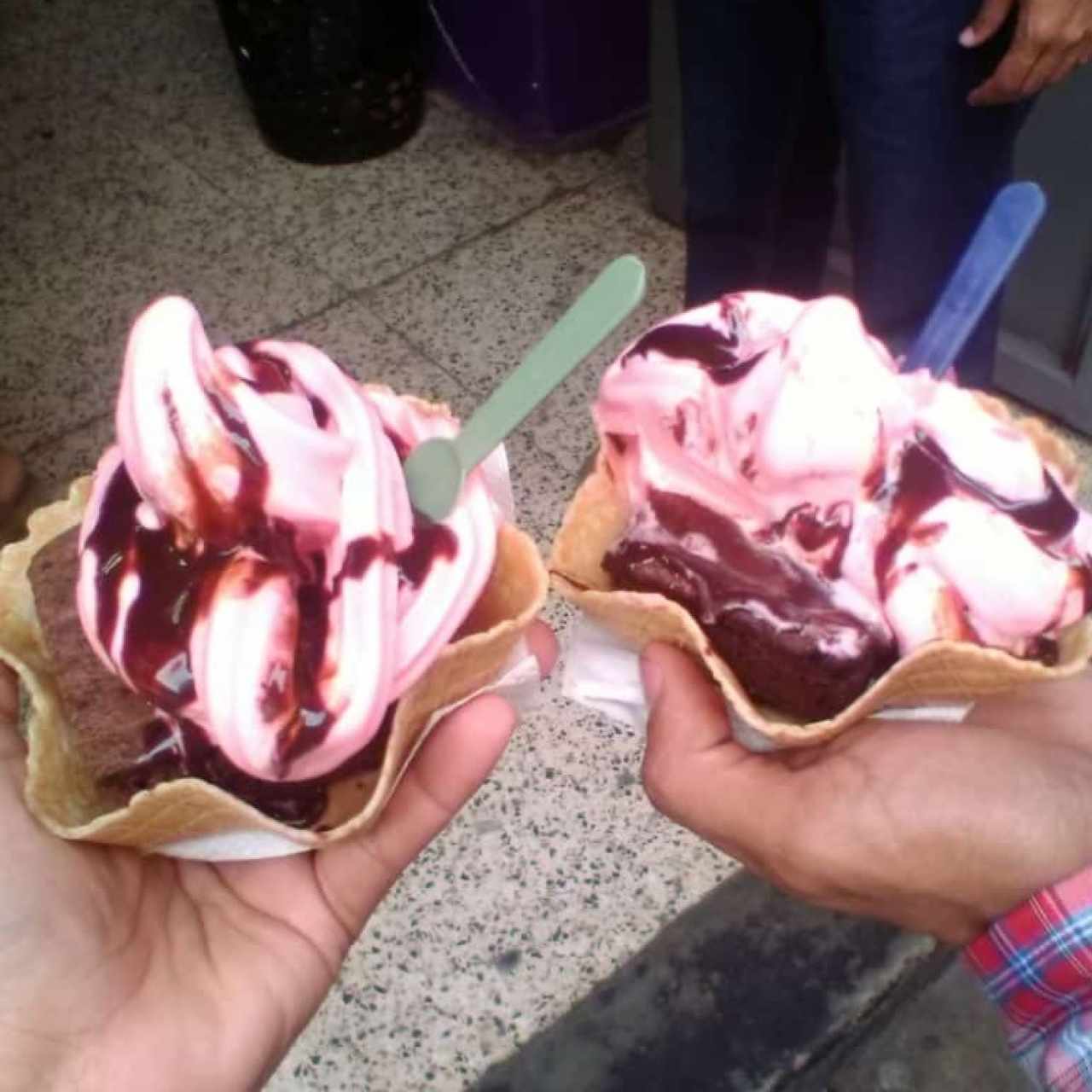 Increibles helados de mantecado con sirop de fresa..!