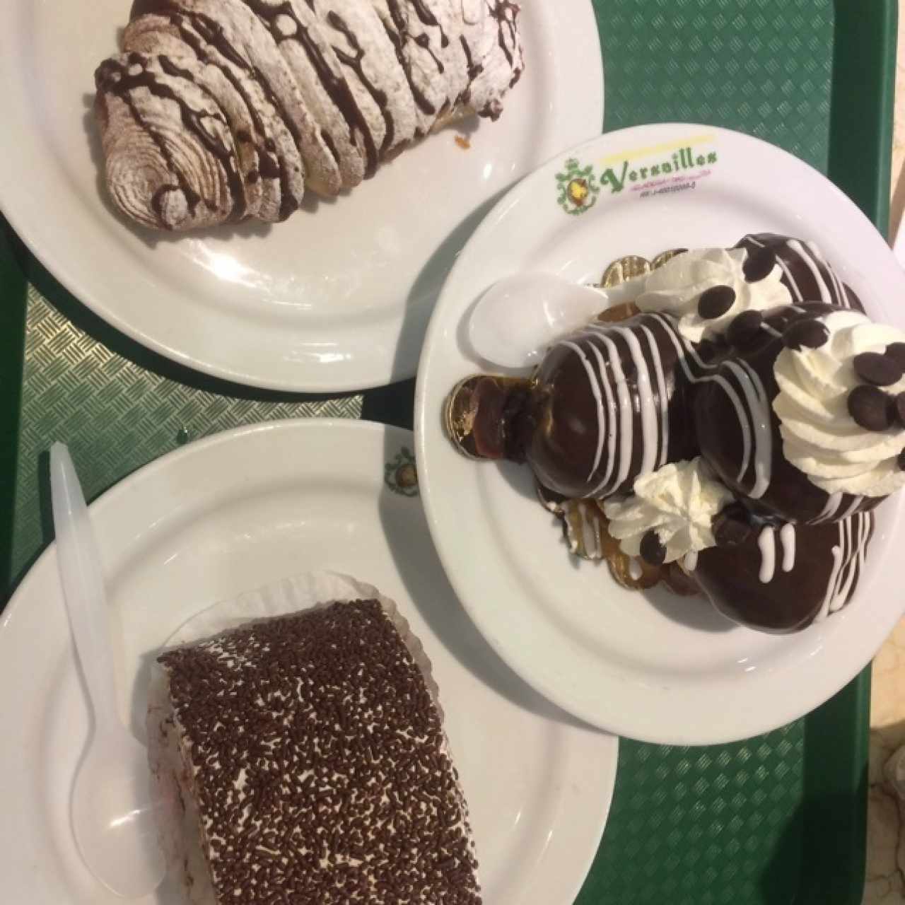 cola de langosta, profiterol y brazo gitano de chocolate