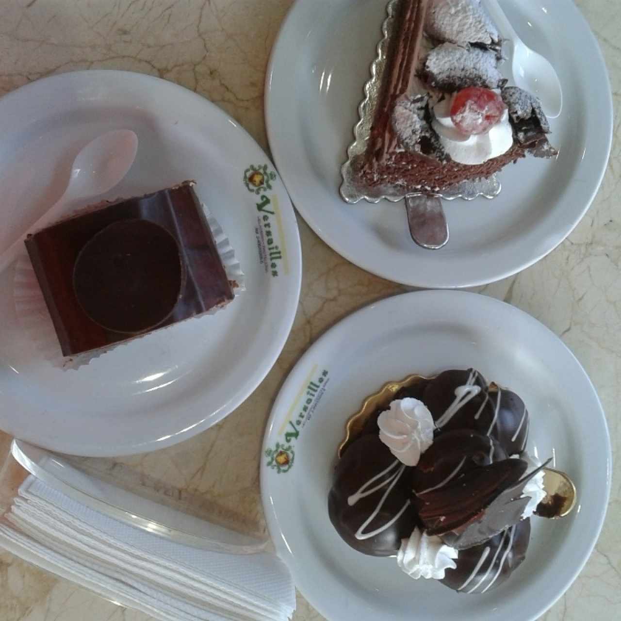 Brazo gitano de chocolate, selva negra y profisteroles.