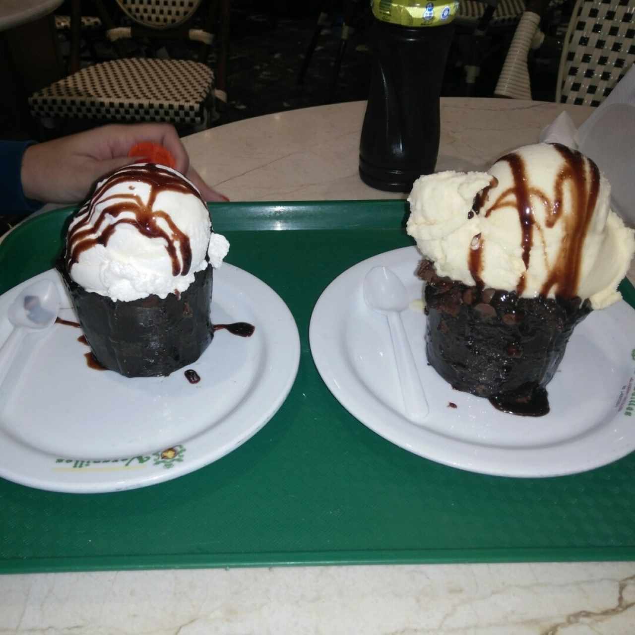 Volcab de chocolate con helado