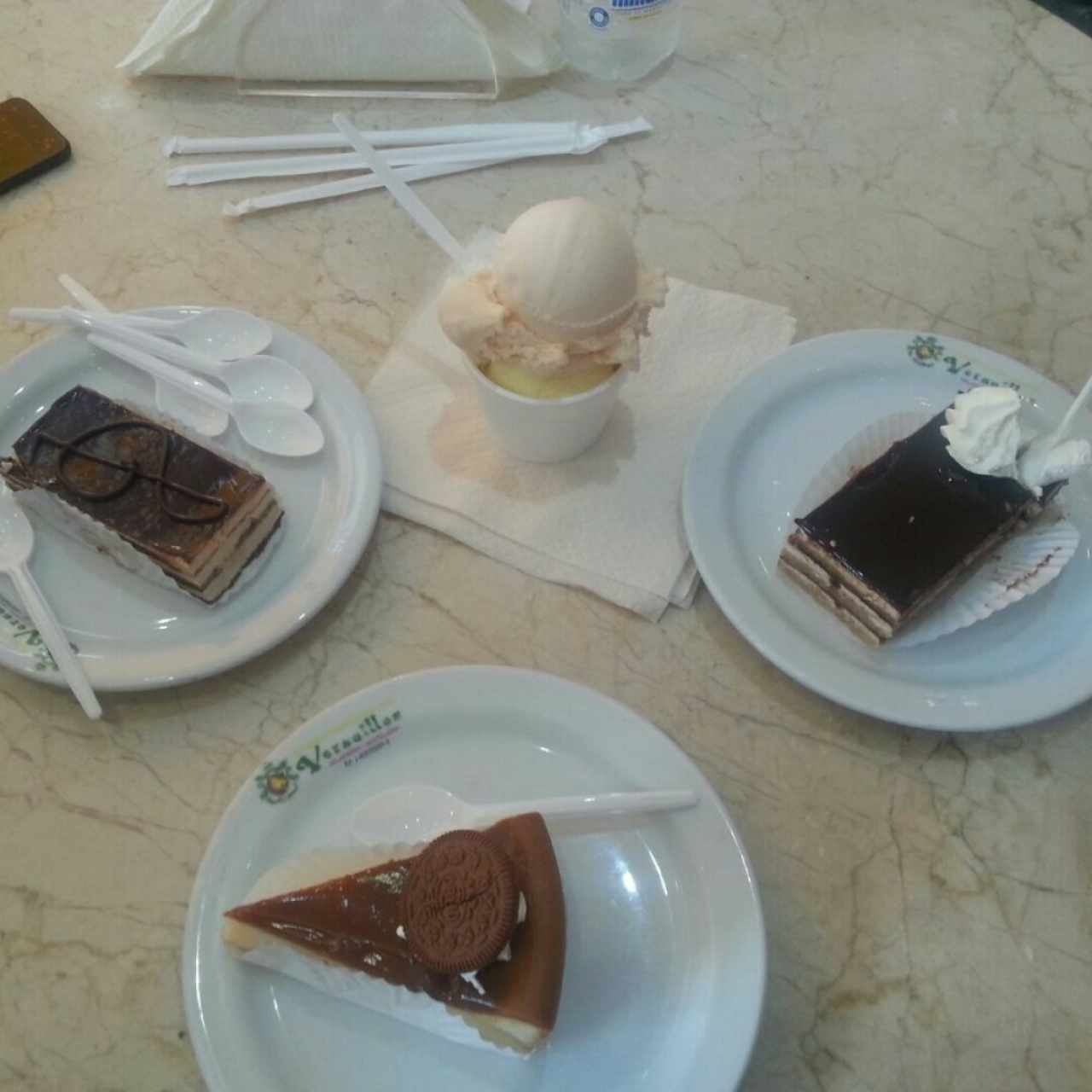 opera, crema de oreo, cheesecake de arequipe y helado