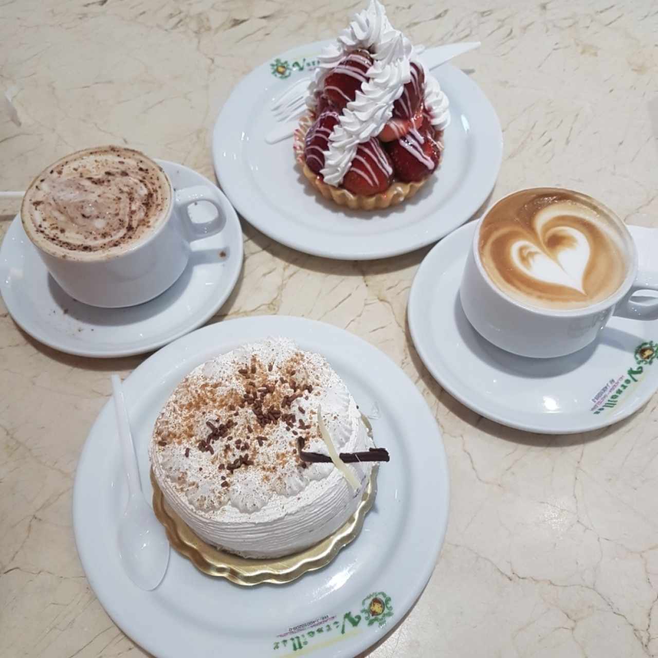 Tres leches, tartaleta de fresa y café