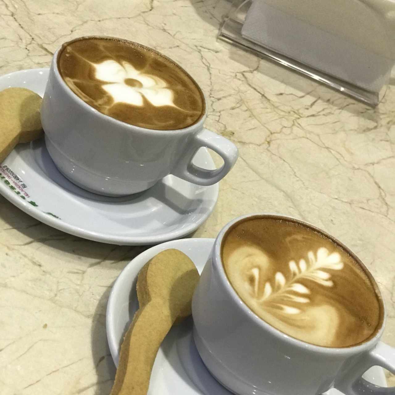El cafe es delicioso + galleta de mantequilla
