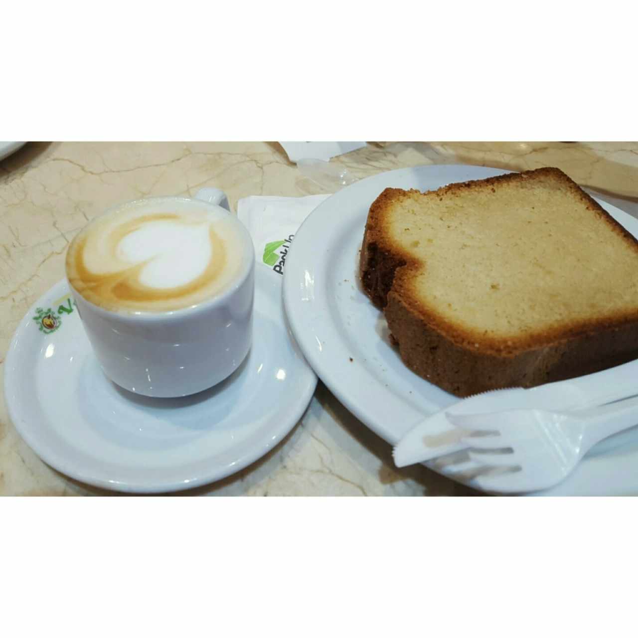 café con leche y ponque de Vainilla 