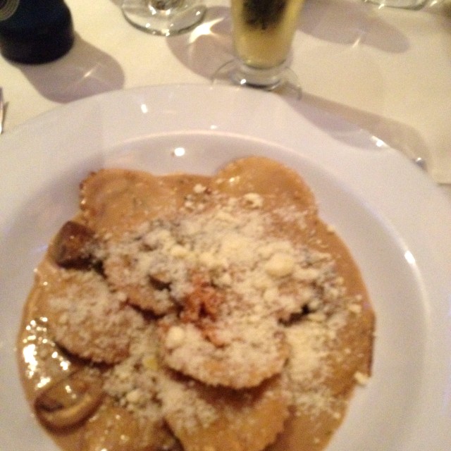 Raviolis de Auyama con Almendras en salsa de champiñones