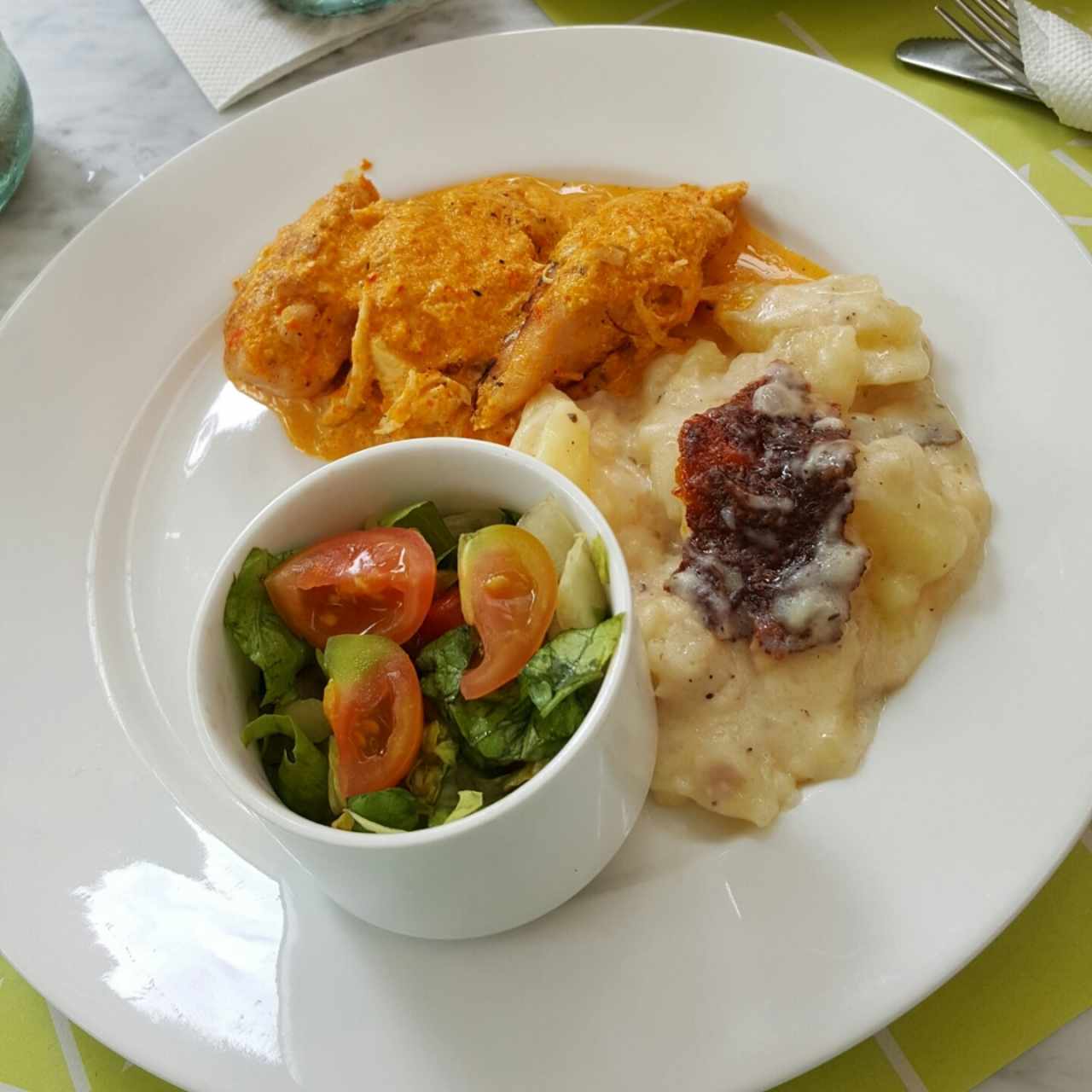 Pollo en salsa de aji con papas al graten y ensalada mixta